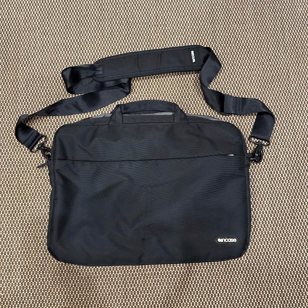 INCASE LAPTOP COMPUTER CROSSBODY BAG CASE WITH CARRYING STRAP